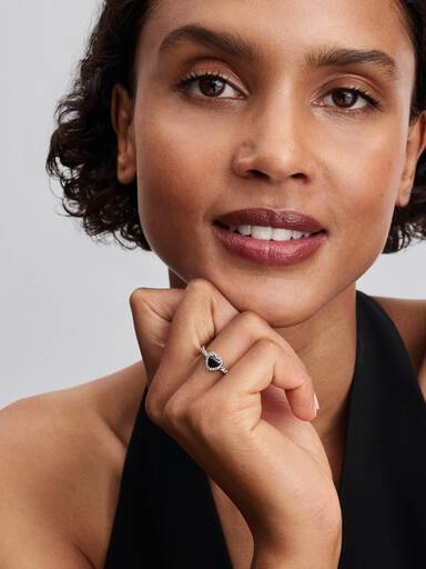Prsteň s vyvýšeným čiernym srdiečkom