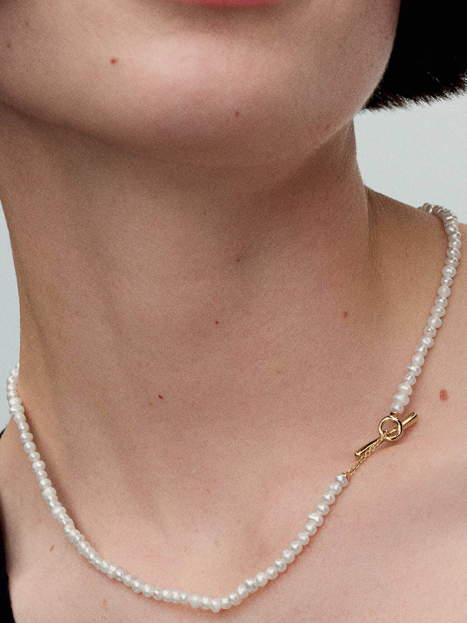 Náhrdelník s opracovanými kultivovanými sladkovodnými perlami a zatváraním do tvaru písmena T