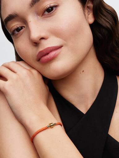 Trblietavý oranžový šnúrkový náramok