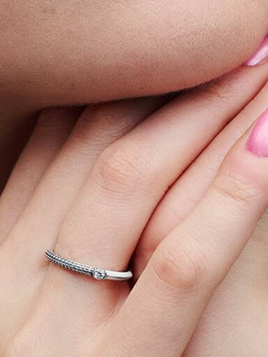 Dvojitý prsteň s pavé a bielou glazúrou