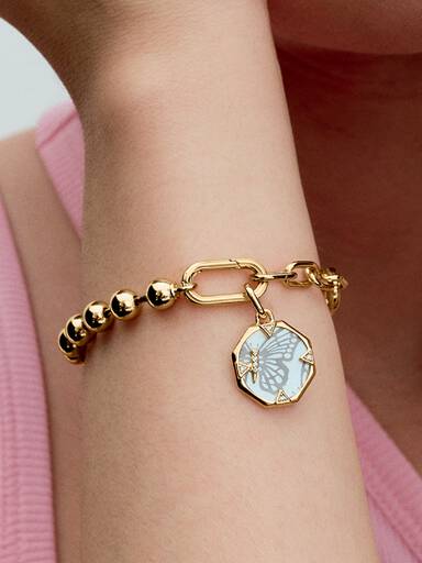 Medailónový prívesok s perleťovým motýľom