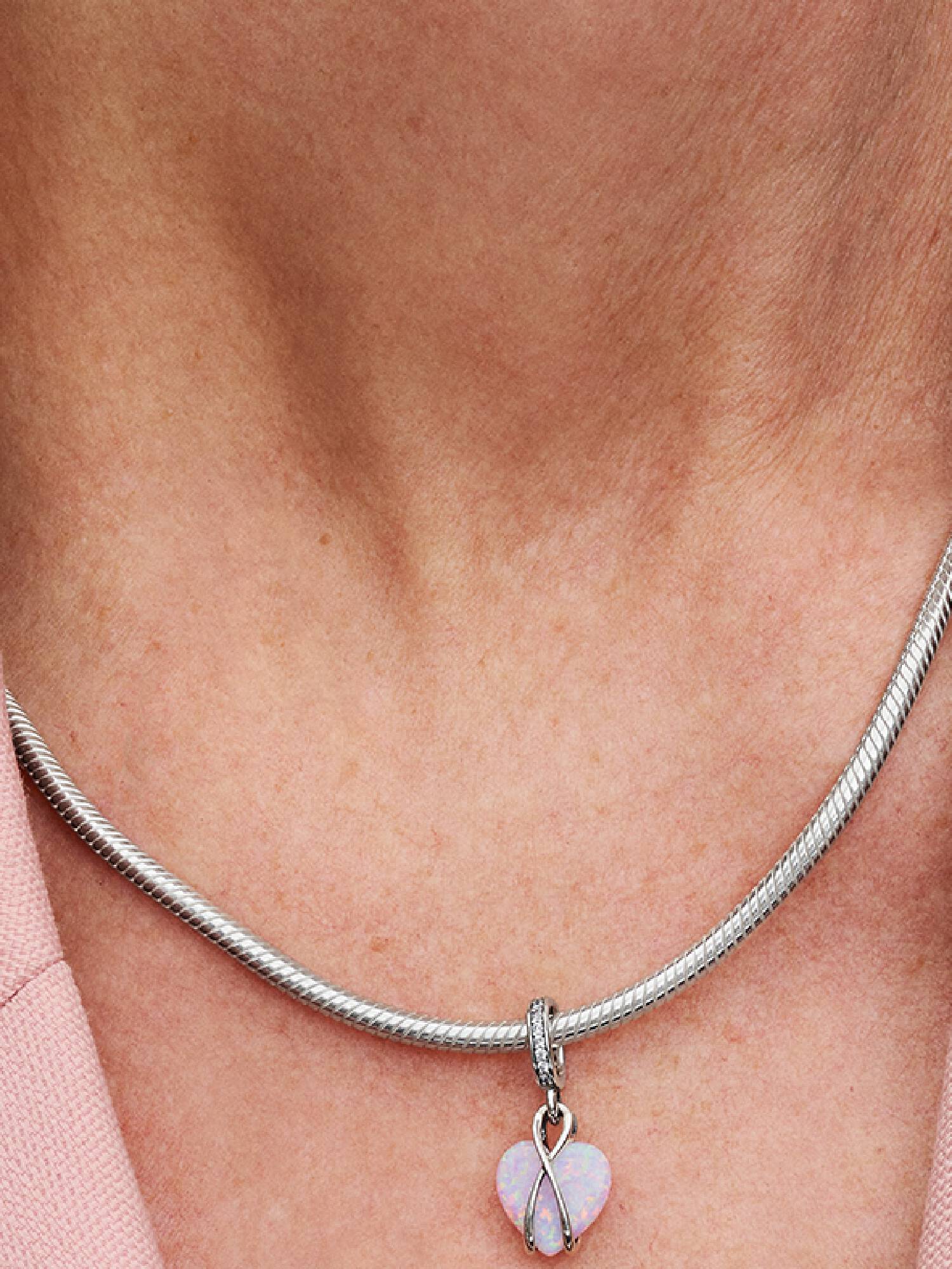 Visiaci prívesok s opalizujúcim srdiečkom pre mamu