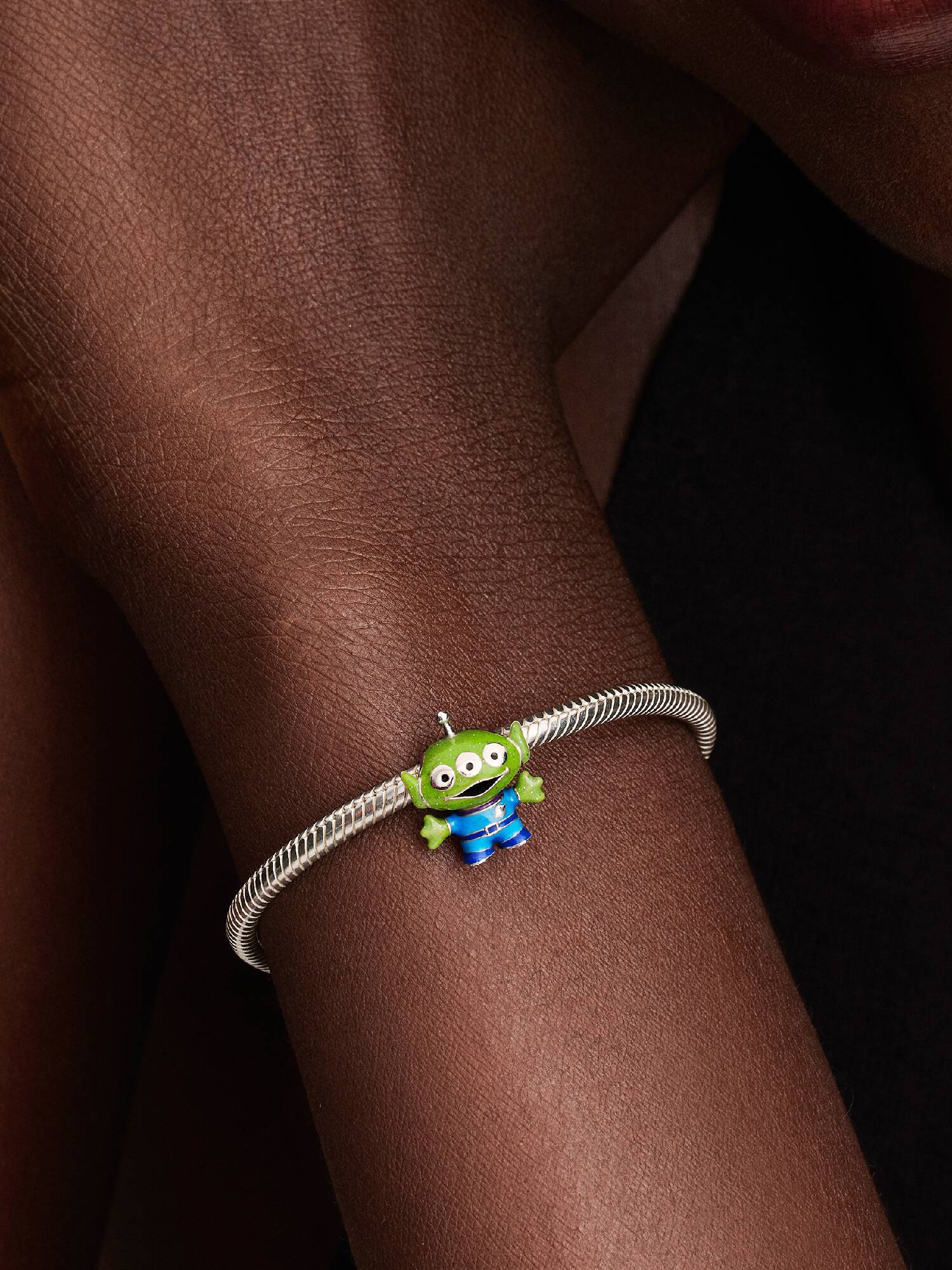 Prívesok s postavičkou mimozemšťana z príbehu Toy Story od Disneyho a Pixaru