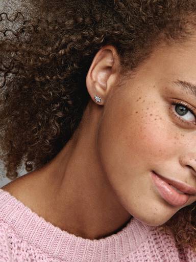 Trblietavé puzetkové náušnice s asymetrickými hviezdami