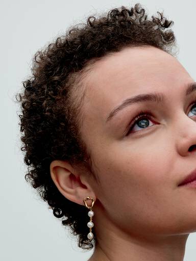 Prírodne tvarované visiace náušnice s kultivovanými sladkovodnými perlami v barokovom štýle