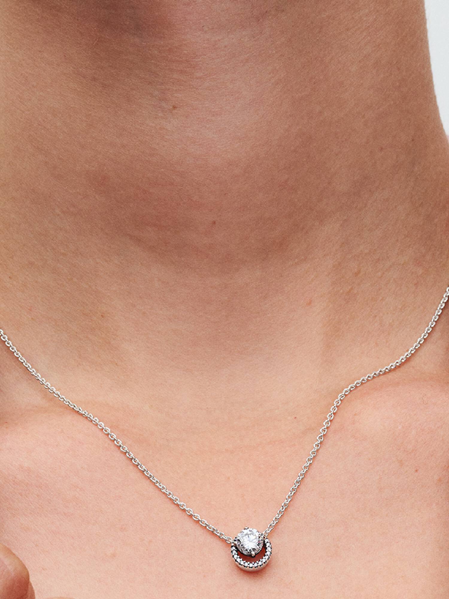 Náhrdelník s príveskom s trblietavým okrúhlym lemovaním